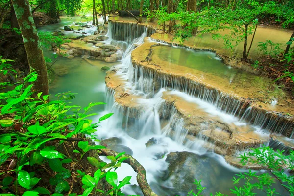 Waterval in het bos — Stockfoto