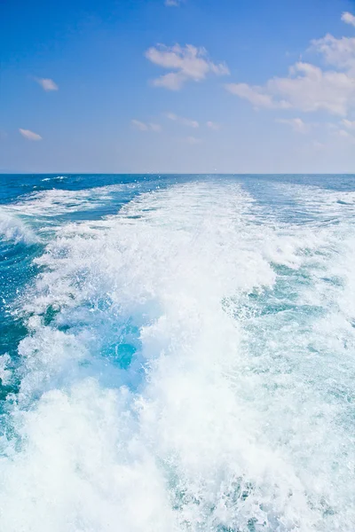 Wave caused by cruise ship. — Stock Photo, Image