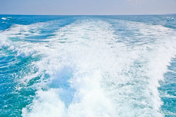 Welle durch Kreuzfahrtschiff verursacht. — Stockfoto