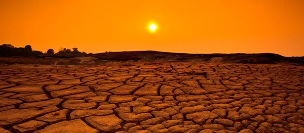 Zonsondergang over het gebarsten land — Stockfoto