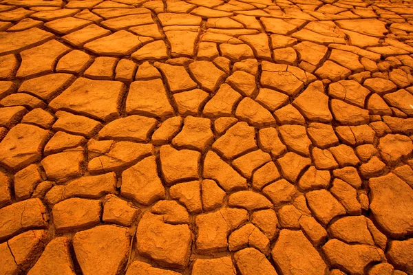 Zonsondergang over het gebarsten land — Stockfoto