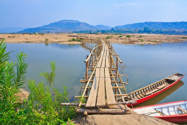 Ponte di bambù attraverso il fiume — Foto Stock