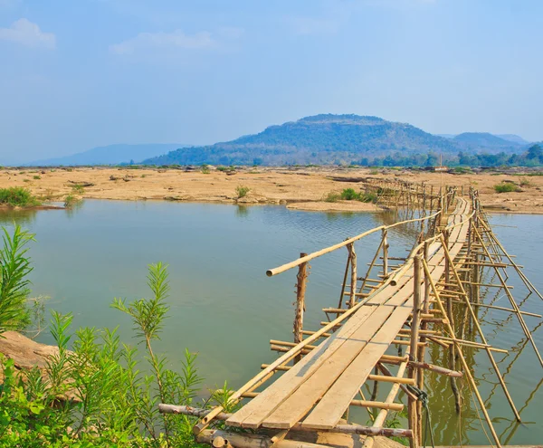 Puente de bambú sobre el río — Foto de Stock