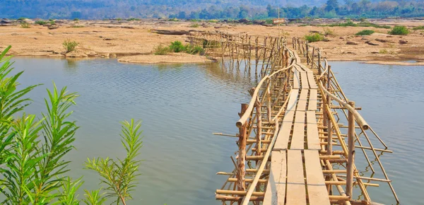 Puente de bambú sobre el río —  Fotos de Stock