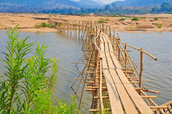 Бамбуковый мост через реку