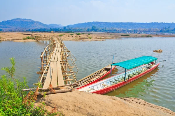 Pont en bambou traversant la rivière — Photo