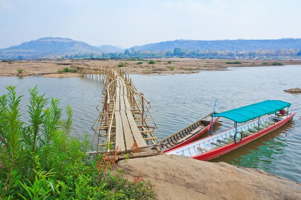 Bambusbrücke über den Fluss — Stockfoto