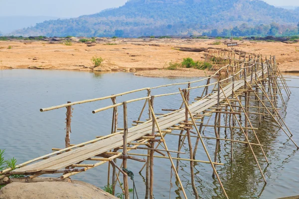 Puente de bambú sobre el río — Foto de Stock