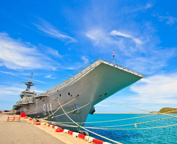 Vliegdekschip en slagschip — Stockfoto