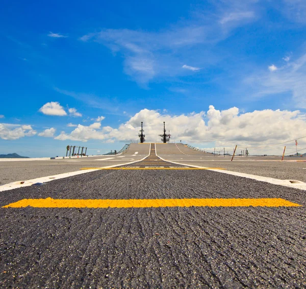 Start-en landingsbaan op opstijgen op slagschip — Stockfoto