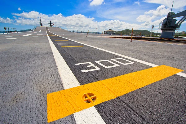 在战舰上起飞跑道 — 图库照片