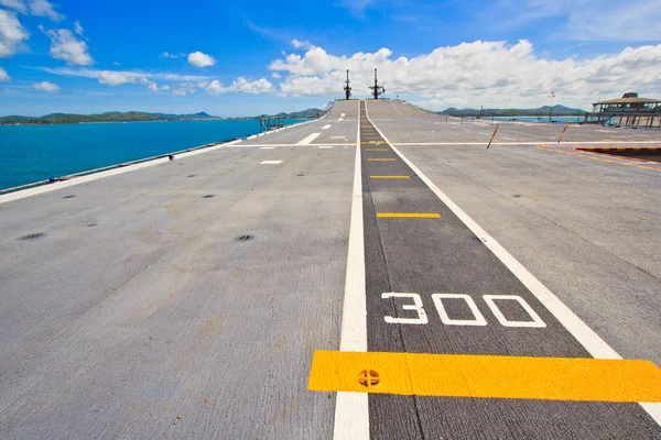 Runway at takeoff on battleship — Stock Photo, Image