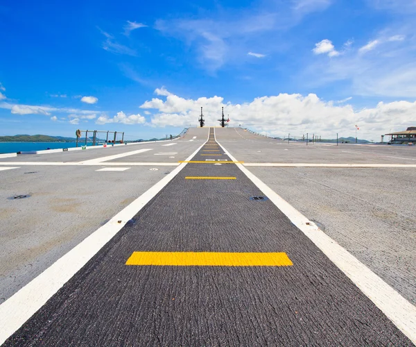 Pista de decolagem no navio de guerra — Fotografia de Stock