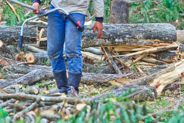 Homme coupe morceau de bois — Photo