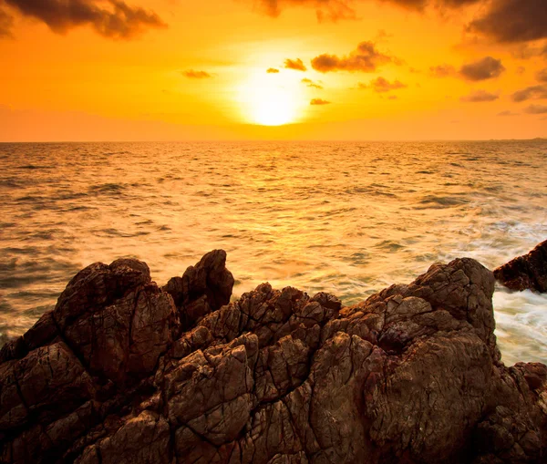 Ηλιοβασίλεμα στη θάλασσα κύματα — Φωτογραφία Αρχείου