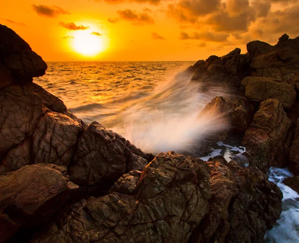 Olas marinas al atardecer —  Fotos de Stock