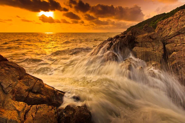 Pôr do sol ondas do mar — Fotografia de Stock