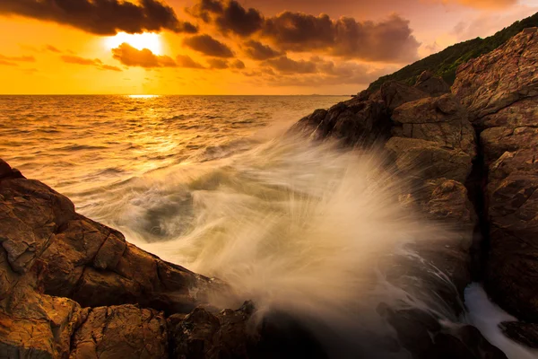 Olas marinas al atardecer —  Fotos de Stock