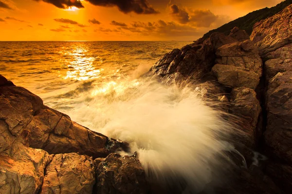 Pôr do sol ondas do mar — Fotografia de Stock