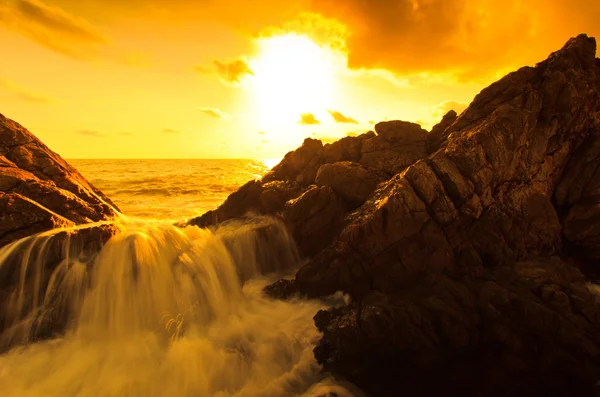 Під час заходу сонця морські хвилі — стокове фото