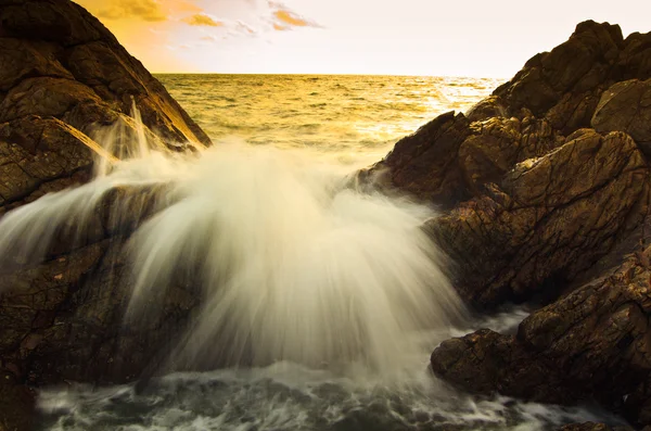 Gün batımı deniz dalgaları — Stok fotoğraf
