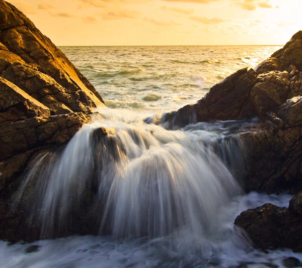 Під час заходу сонця морські хвилі — стокове фото