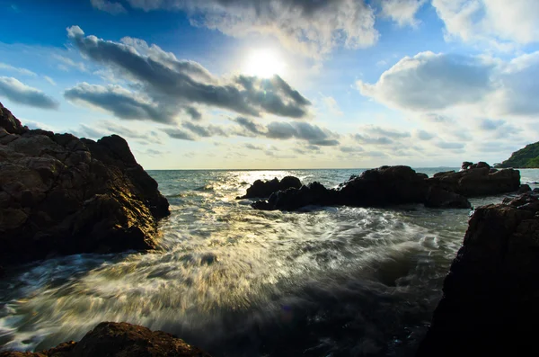 Pôr do sol ondas do mar — Fotografia de Stock