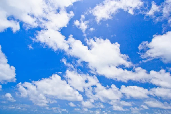 Modrá obloha s mrakem — Stock fotografie