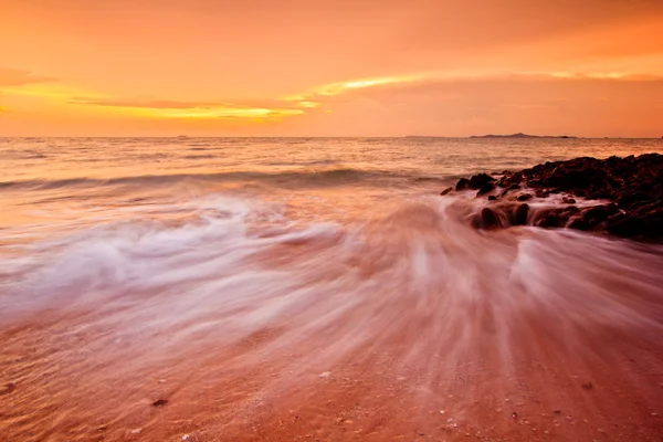 Onde sulla spiaggia — Foto Stock