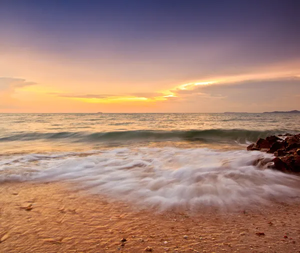 Golven op strand — Stockfoto