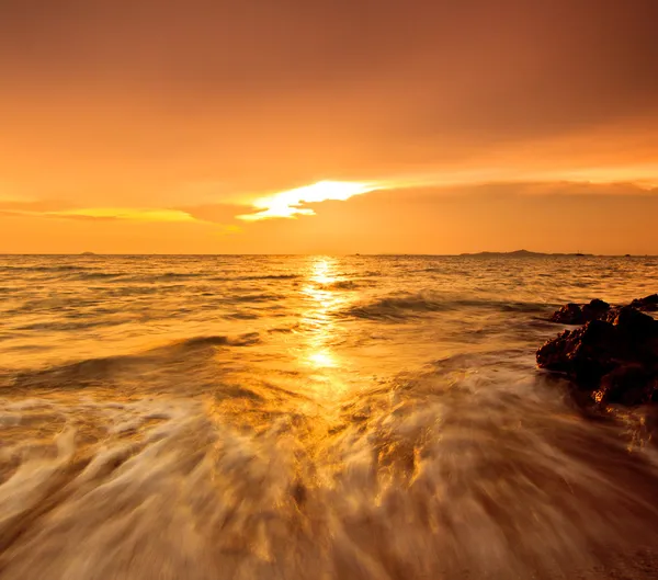 Golven op strand — Stockfoto