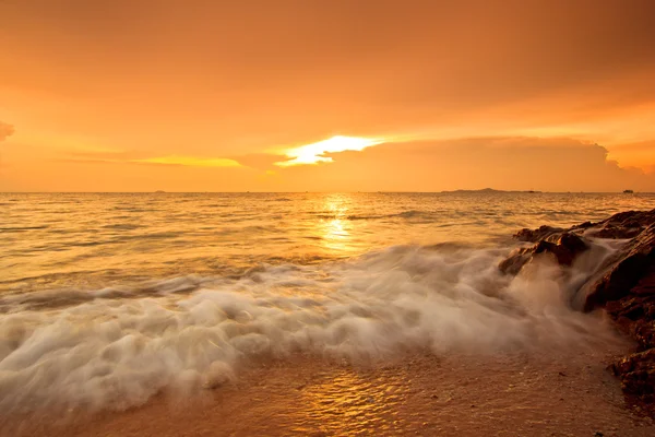 Golven op strand — Stockfoto