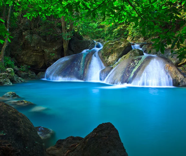 Водопад и голубой поток — стоковое фото