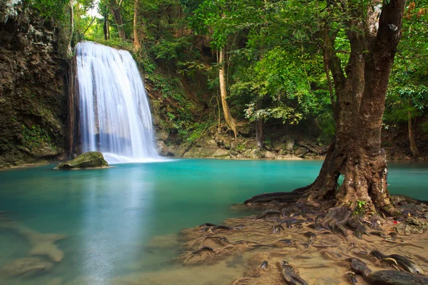 Waterval en blauwe stroom — Stockfoto