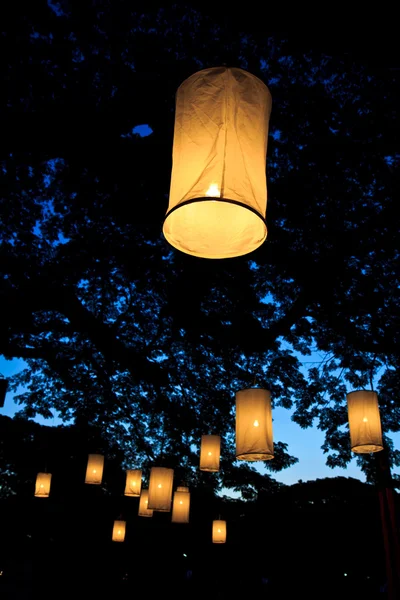 Loating lanterna no céu — Fotografia de Stock