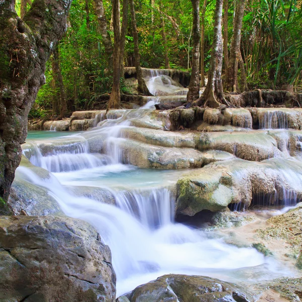 Vodopád a blue stream v lese — Stock fotografie