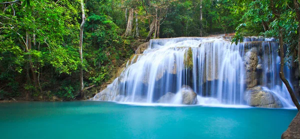 Wasserfall und blauer Bach im Wald — Stockfoto