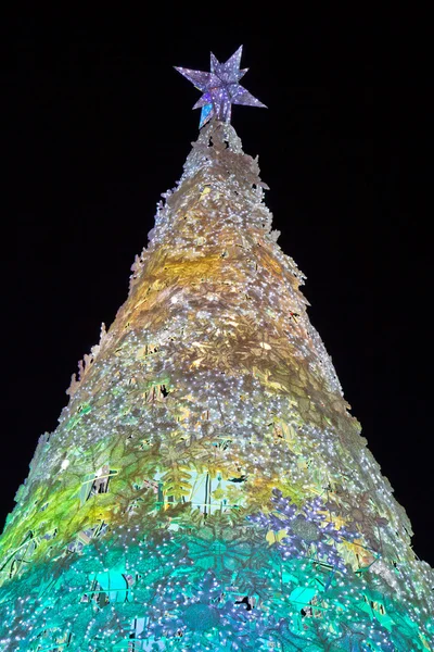 Árbol de Navidad por la noche —  Fotos de Stock