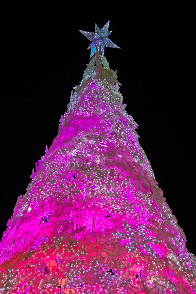 Árvore de natal à noite — Fotografia de Stock