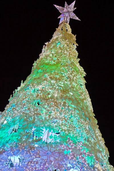 Рождественская елка ночью — стоковое фото