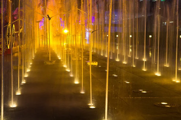 Fontaine d'eau colorée la nuit — Photo