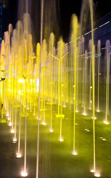 Кольоровий водяний фонтан вночі — стокове фото