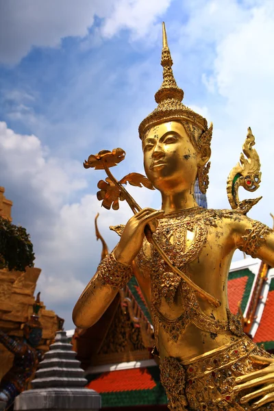 Goldene Statue eines kinnara — Stockfoto