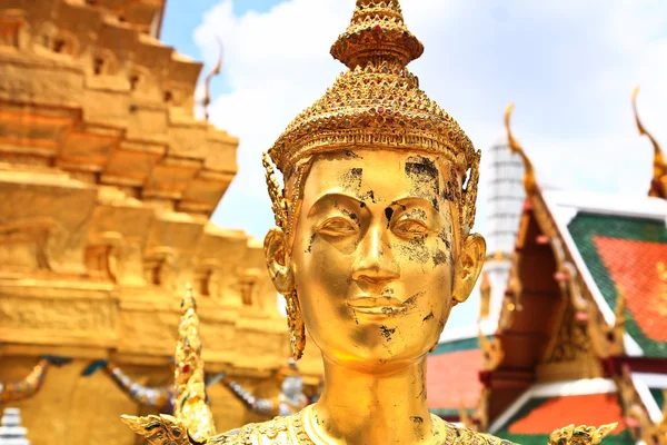 Goldene Statue eines kinnara — Stockfoto