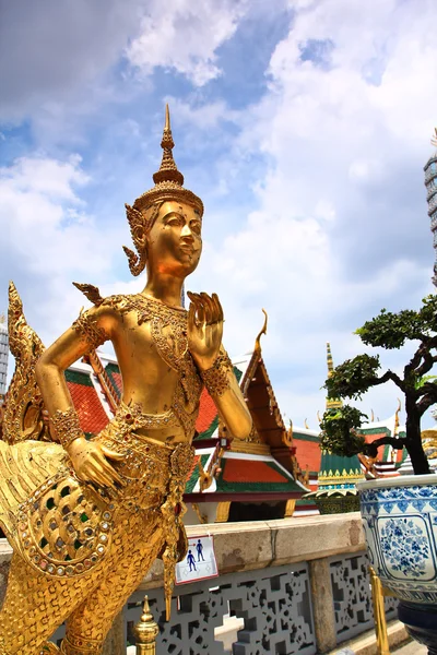 Gouden standbeeld van een kinnara — Stockfoto