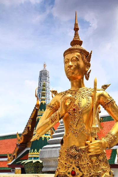 Gouden standbeeld van een kinnara — Stockfoto