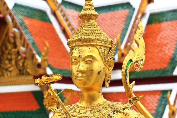 Estatua de oro de un Kinnara — Foto de Stock