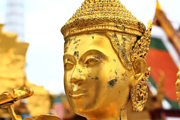 Gyllene staty av en kinnara — Stockfoto