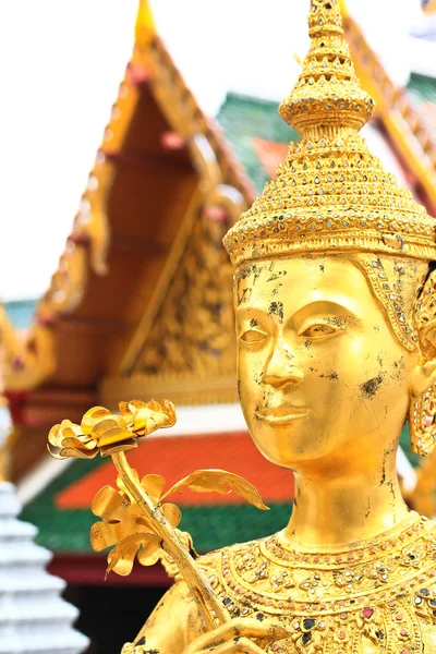 Goldene Statue eines kinnara — Stockfoto