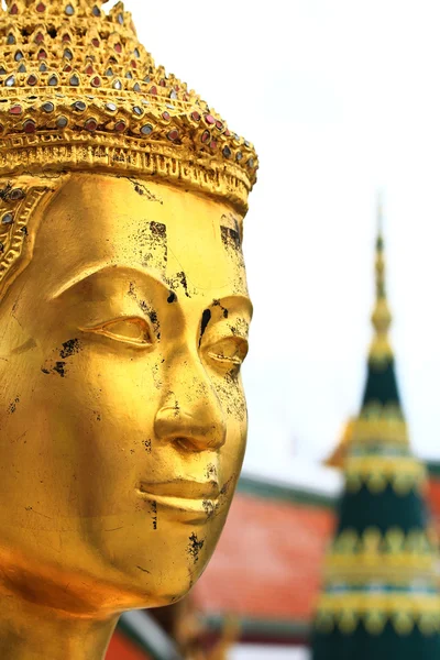 Goldene Statue eines kinnara — Stockfoto